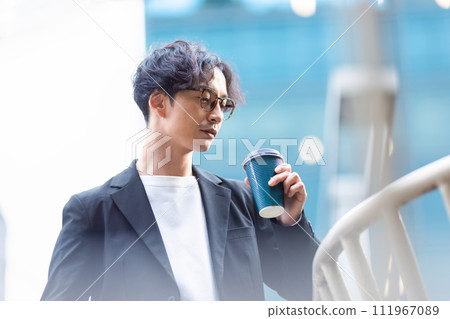 A young man drinking coffee 111967089