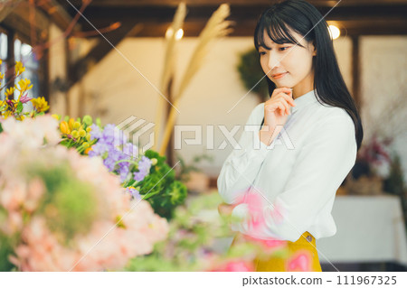 一位女士來花店買花 111967325