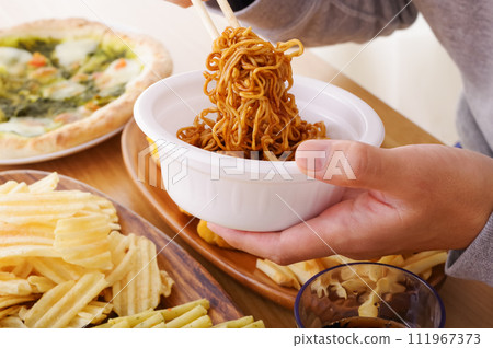 一個男人吃杯炒麵 111967373