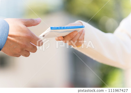 A woman handing out pocket tissues on the street 111967427