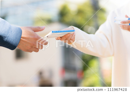 一名婦女在街上分發紙巾 111967428