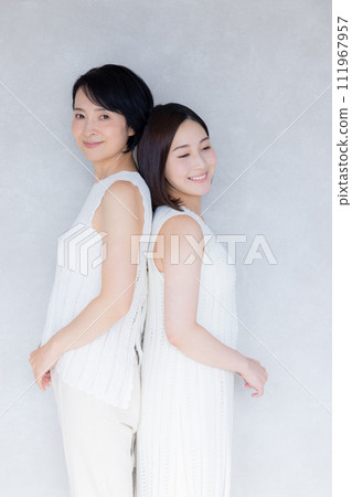 母親和女兒的美麗肖像 111967957