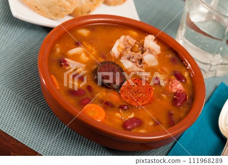 Fabada asturiana - beans stewed with chorizo 111968289