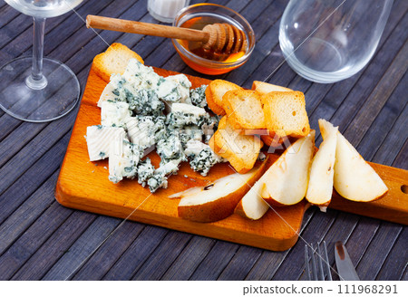 Popular Spanish blue cheese Roncari 111968291