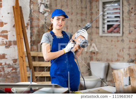 Female worker posing on indoor construction site 111968367