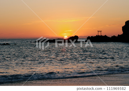 福島縣磐城市羽立海灘的第一縷日出 福島縣磐城市羽立海灘的第一縷日出 111969382