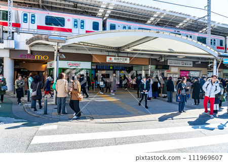 [Tokyo] Jiyugaoka Station, crowded with people 111969607