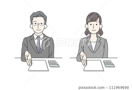 商人提出文件/估計-一組男性和女性 商人提出文件/估計-一組男性和女性 111969698