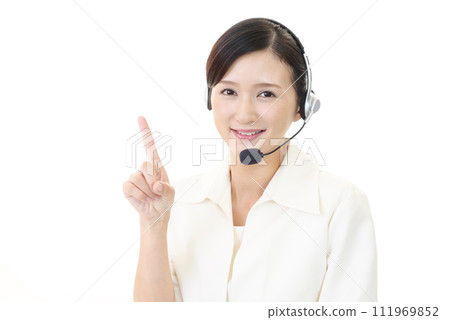 微笑的操作員指著 111969852