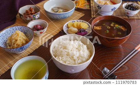 日本料理形象 | 米飯、味噌湯（紅湯）、配菜、綠茶 111970783