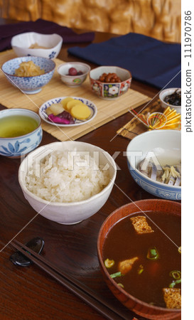 日本料理形象 | 米飯、味噌湯(紅湯)、配菜、綠茶 日本料理形象 | 米飯、味噌湯(紅湯)、配菜、綠茶 111970786