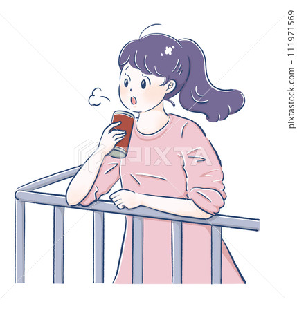 一個女孩在陽台上休息 111971569