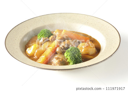 一張照片，上面是白色背景下熱騰騰的燉牛肉，裡面有西蘭花、胡蘿蔔和姬菇等多種配料。 111971917