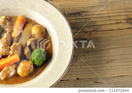 Hot beef stew with lots of ingredients such as broccoli, carrots, and shimeji mushrooms. 111972044
