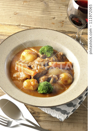 熱燉牛肉，加入綠花椰菜、紅蘿蔔、姬菇等多種食材，並搭配紅酒。 111972065