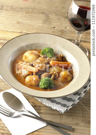 熱燉牛肉，加入綠花椰菜、紅蘿蔔、姬菇等多種食材，並搭配紅酒。 111972066