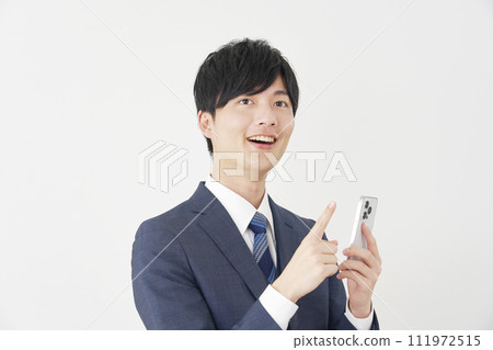 一位商人帶著智慧型手機閃爍，白色背景 111972515