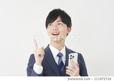 一位商人帶著智慧型手機閃爍，白色背景 111972516