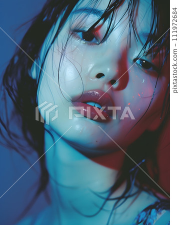 漂浮在夢幻般光線中的亞洲女性肖像 111972684