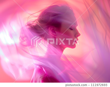 女性肖像和讓人感受到春天到來的粉紅色 女性肖像和讓人感受到春天到來的粉紅色 111972693