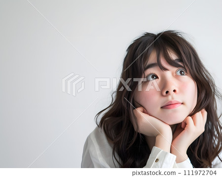 一幅亞洲女性的自然肖像，捕捉瞬間的思考。 111972704