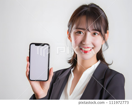 有智慧型手機的現代亞洲女商人 有智慧型手機的現代亞洲女商人 111972773
