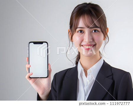 有智慧型手機的現代亞洲女商人 有智慧型手機的現代亞洲女商人 111972777