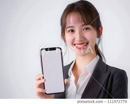 有智慧型手機的現代亞洲女商人 有智慧型手機的現代亞洲女商人 111972779