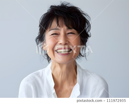 一位亞洲老年女性的肖像,她的微笑永遠不會隨著年齡的增長而改變 一位亞洲老年女性的肖像,她的微笑永遠不會隨著年齡的增長而改變 111972935