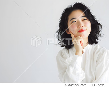 一幅沉迷於平靜思考的亞洲女性的自然肖像。 一幅沉迷於平靜思考的亞洲女性的自然肖像。 111972940