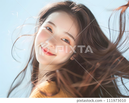 沐浴在陽光下的一位開朗微笑的亞洲女性的肖像 111973010