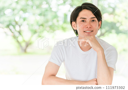 清新綠色背景下穿著白色 T 恤的清爽男子 111973302