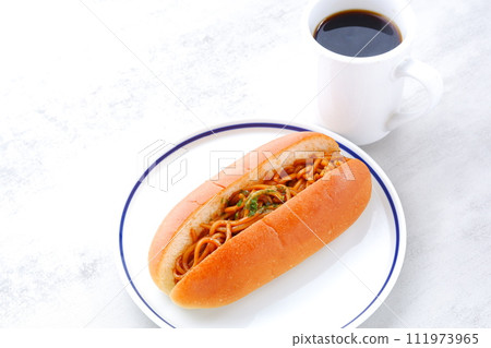 午餐：醬汁炒麵麵包和咖啡 111973965