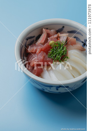 Refreshing seafood bowl 111973978