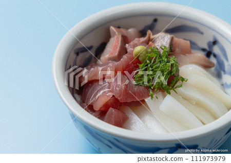 Refreshing seafood bowl 111973979