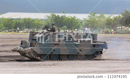 日本陸上自衛隊90式戰車救援車行駛中 日本陸上自衛隊90式戰車救援車行駛中 111974195
