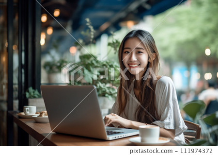 一位女士在咖啡館使用電腦 一位女士在咖啡館使用電腦 111974372