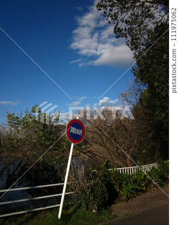 (舊數位相機)藍天、雲彩和消防標誌 (舊數位相機)藍天、雲彩和消防標誌 111975062