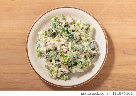 Rape flowers and mackerel (canned mackerel) dressed with mayonnaise Rape flowers and mackerel (canned mackerel) dressed with mayonnaise 111975101