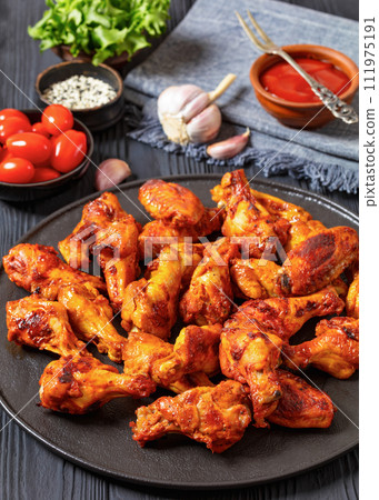 spicy crispy grilled chicken wings, top view spicy crispy grilled chicken wings, top view 111975191
