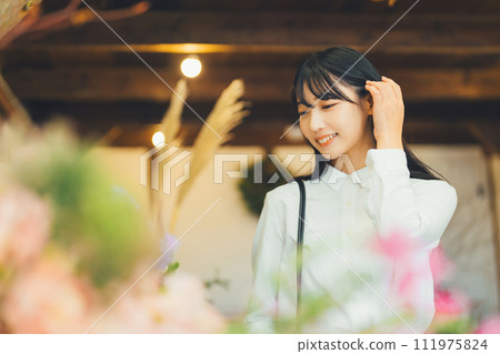 A woman who came to buy flowers at a flower shop 111975824