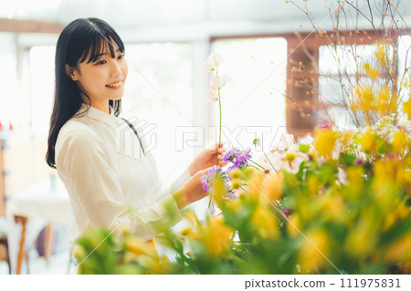 A woman who came to buy flowers at a flower shop 111975831