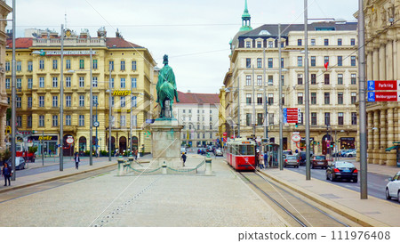 維也納施瓦岑貝格廣場的馬術雕像和電車 維也納施瓦岑貝格廣場的馬術雕像和電車 111976408