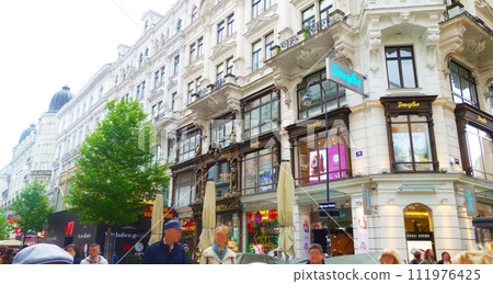 Kärntnerstrasse in the center of Vienna 111976425