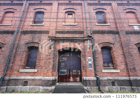 Maizuru Akarenga Park shrouded in morning mist (Maizuru City, Kyoto Prefecture) 111976573