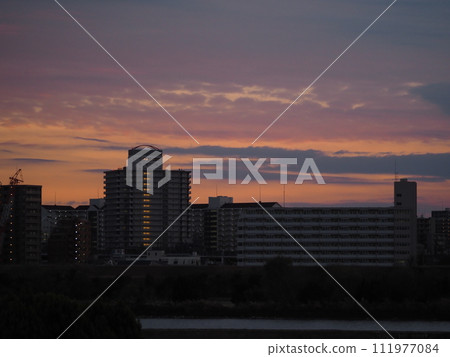 Arakawa riverbank apartment complex and beautiful sunset Arakawa riverbank apartment complex and beautiful sunset 111977084