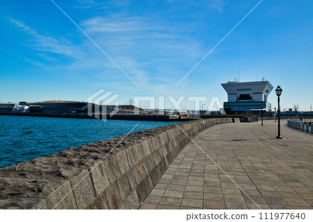 The scenery of Minato Mirai seen from the Zou-no-hana breakwater in Yokohama 111977640