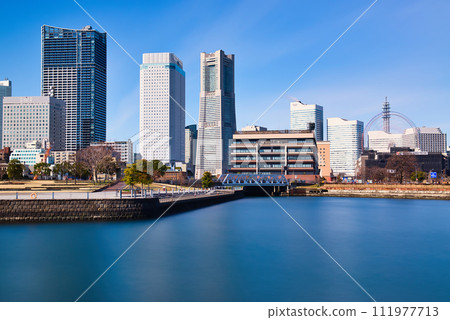 View of Minato Mirai from Yokohama Zou-no-hana breakwater, long-second photography 111977713