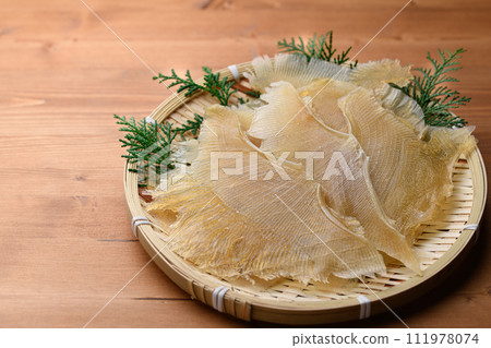 美味魟魚鰭（木紋背景） 111978074