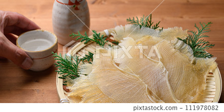 美味魟魚鰭（木紋背景） 111978082